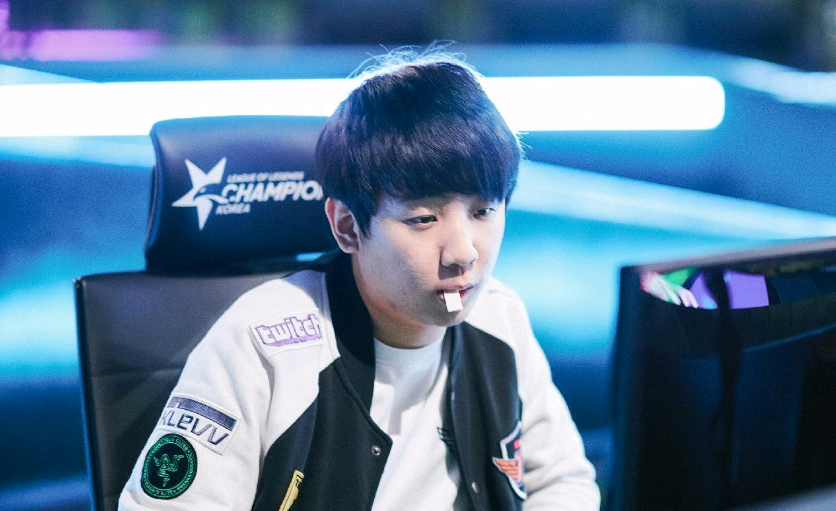 其中男子自 其中男子自